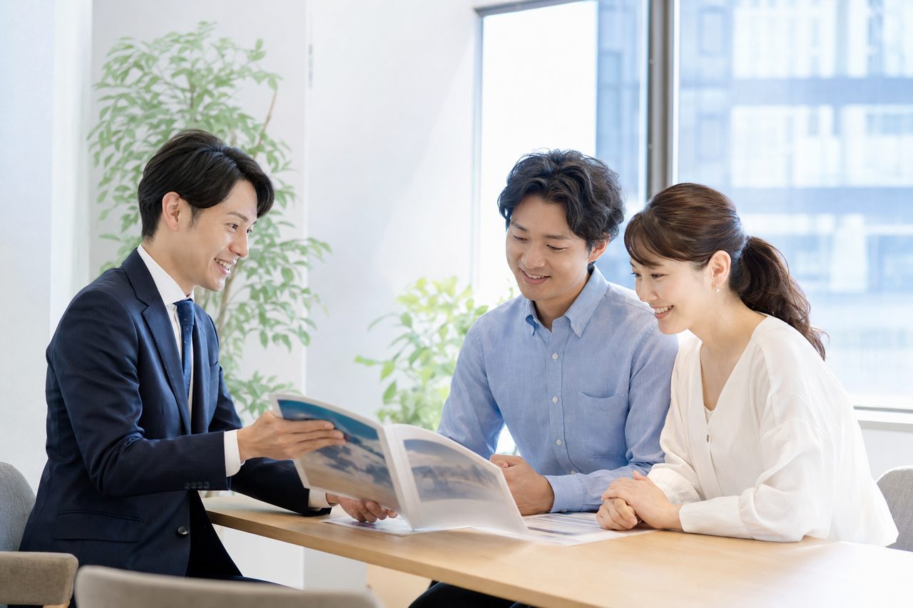 お客様に寄り添って保険を案内するアドバイザー